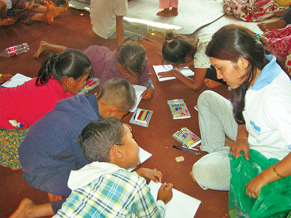 Sarita-talking-wtih-kalking-with-kids-at-temporary-class-in-Sindhupalchok_20150530101208